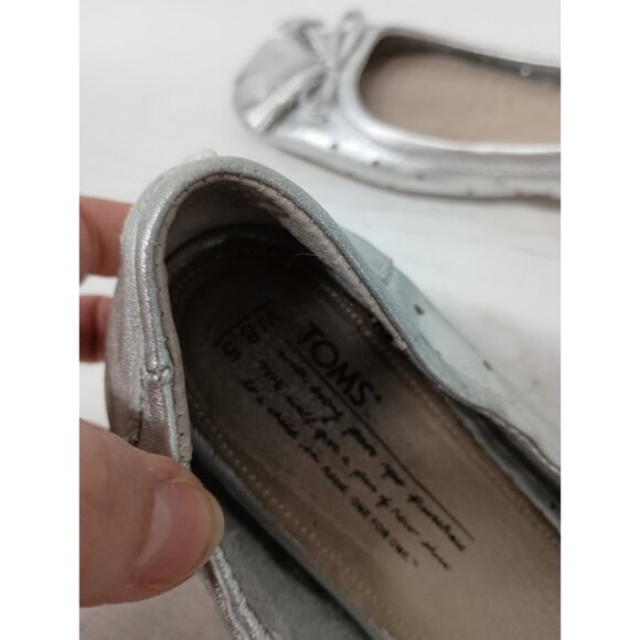 Toms Ballet Flats Womens Size 8.5 Silver Leather Eyelet Slip On Comfort Shoes - Picture 10 of 10